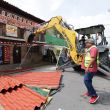  Cinco vehículos abandonados en calle Malitzin y una tienda que invadía banqueta y vía pública en calle Popocatépetl