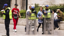 Mientras tanto, este jueves permanece la presencia policial en los alrededores de Bellas Artes y avenida Juárez, en espera de que los comerciantes no vuelvan a ocupar la vialidad. (Foto: Cuartoscuro)
