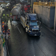 El percance generó la movilización de servicios de emergencia y personal de vialidad, quienes implementaron la reducción y canalización de carriles. (Foto:  SSC)