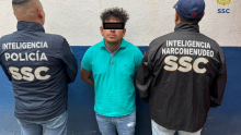 Tras realizarle una revisión preventiva, los elementos encontraron entre sus pertenencias un arma de fuego corta, un cargador y siete cartuchos útiles. (Foto: SSC)
