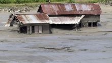 Inundaciones en Nepal: Más de 800 fallecidos y la carrera contrarreloj por rescatar a miles (Foto EFE)