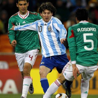Messi enfrenta a México en el Mundial de Sudáfrica 2010. MexSport