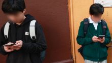 SEP regulará celulares en escuelas de México tras consulta docente: 81% a favor (Foto EFE)