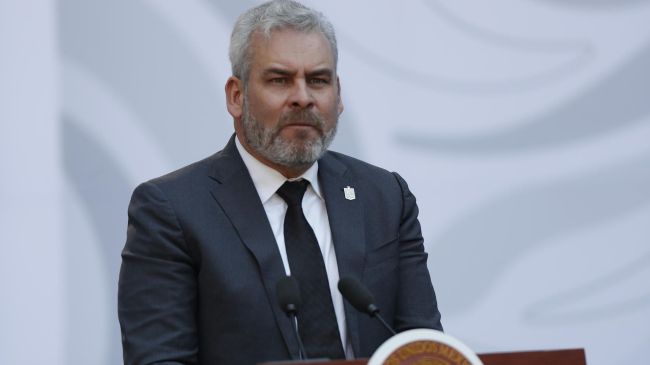 Fotografía de archivo del gobernador de Michoacán, Alfredo Ramírez Bedolla, hablando en Palacio Nacional en Ciudad de México (México). EFE/ Isaac Esquivel