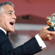 George Clooney recibe León de Oro. Foto: EFE George Clooney recibe León de Oro. Foto: EFE