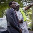 Fotografía cedida por Paramount Pictures donde se observa al director Elegance Bratton (d) hablando con el actor Yahya Abdul-Mateen II durante la grabación de una escena de la película 'By Any Means'. En un entorno marcado por la polarización y la violencia racista, Bratton regresa con un crudo retrato sobre la opresión sistémica que cuestiona el rol de las instituciones y expone la dura realidad de una sociedad sin aliados perfectos. EFE/ Paramount Pictures
