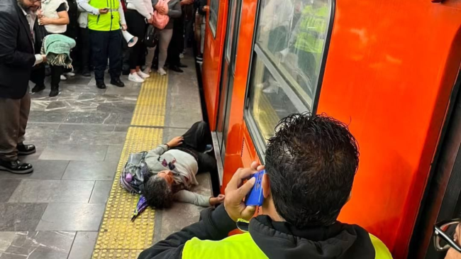 La mujer acabó atrapada a la espera de servicios de emergencia. (Foto: Redes sociales)