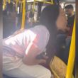 Insólito: Mujer ladra a hombre por escuchar música sin auriculares