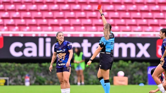 Expulsan a Priscila Chinchilla contra Chivas. MexSport