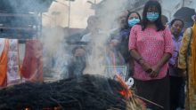 En los ghats de Pashupatinath, a orillas del río Bagmati en Katmandú, dos representaciones hechas con una hierba utilizada en rituales hindúes yacían este jueves una junto a la otra sobre la madera (Foto: EFE)