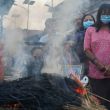 En los ghats de Pashupatinath, a orillas del río Bagmati en Katmandú, dos representaciones hechas con una hierba utilizada en rituales hindúes yacían este jueves una junto a la otra sobre la madera (Foto: EFE) En los ghats de Pashupatinath, a orillas del río Bagmati en Katmandú, dos representaciones hechas con una hierba utilizada en rituales hindúes yacían este jueves una junto a la otra sobre la madera (Foto: EFE)