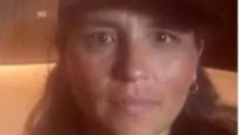 Jenny tiene 40 años y mide 1.57 centímetros, presenta melasma en las mejillas. El día de la desaparición, usaba un vestido negro. 
