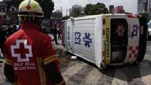 De acuerdo con las primeras versiones, la ambulancia circulaba con sirena y códigos de emergencia encendidos cuando ocurrió el impacto. (Foto: Cuartoscuro)