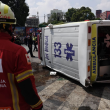 De acuerdo con las primeras versiones, la ambulancia circulaba con sirena y códigos de emergencia encendidos cuando ocurrió el impacto. (Foto: Cuartoscuro)