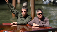 Liam y Noel Gallagher sorprenden en la alfombra roja del Festival de Venecia