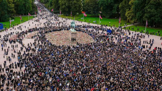 Varias personas se congregan en la Plaza del Palacio para ver al rey Haakon VIII de Noruega, a la reina Mette-Marit, a la princesa heredera Ingrid Alexandra, a la reina Sonja y al príncipe Sverre Magnus en el balcón del palacio tras el funeral del rey Harald V, en Oslo, Noruega Varias personas se congregan en la Plaza del Palacio para ver al rey Haakon VIII de Noruega, a la reina Mette-Marit, a la princesa heredera Ingrid Alexandra, a la reina Sonja y al príncipe Sverre Magnus en el balcón del palacio tras el funeral del rey Harald V, en Oslo, Noruega