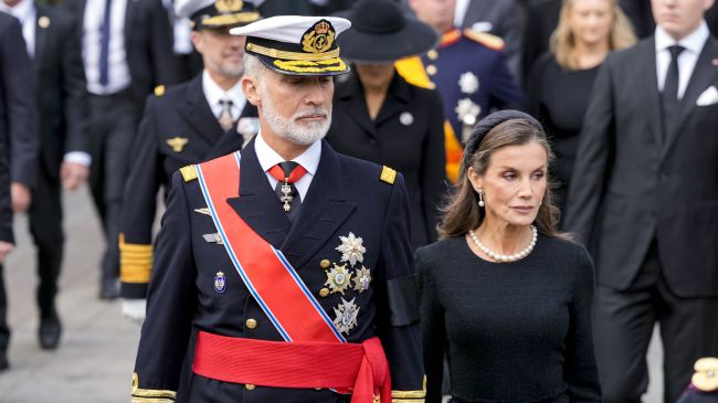 El rey Felipe y la reina Letizia de España caminan detrás del féretro que transporta el ataúd del rey Harald V de Noruega desde el Palacio hasta la Catedral de Oslo para el funeral, en Oslo, Noruega, el 9 de septi El rey Felipe y la reina Letizia de España caminan detrás del féretro que transporta el ataúd del rey Harald V de Noruega desde el Palacio hasta la Catedral de Oslo para el funeral, en Oslo, Noruega, el 9 de septi