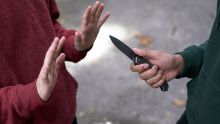 Alumno hiere con navaja a compañero y prefecta en secundaria de Colima. (imagen generada con IA)
