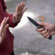 Alumno hiere con navaja a compañero y prefecta en secundaria de Colima. (imagen generada con IA)
