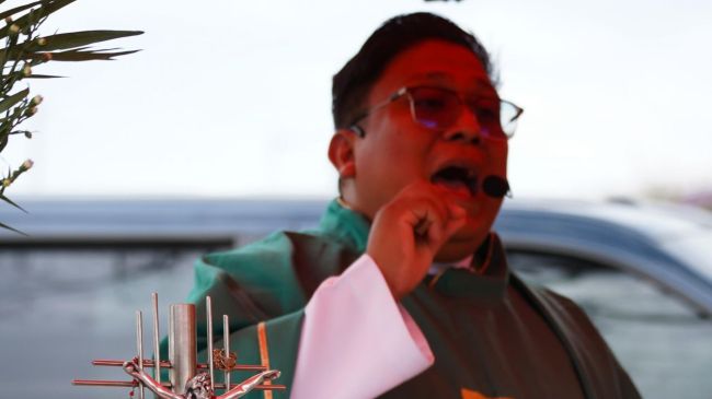 Un sacerdote llevó a cabo la misa para recordar a la mujer. Foto: Cuartoscuro