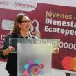 Azucena Cisneros entregó becas de transporte a estudiantes