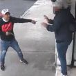 El hombre intentó resistirse al robo, pero el segundo sujeto sacó un arma de fuego y lo golpeó en el rostro, por lo que finalmente entregó el teléfono. (Foto: Especial) El hombre intentó resistirse al robo, pero el segundo sujeto sacó un arma de fuego y lo golpeó en el rostro, por lo que finalmente entregó el teléfono. (Foto: Especial)