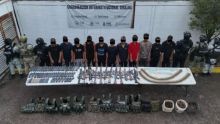 En la acción se aseguraron 12 armas largas, cargadores, municiones de diversos calibres y equipo táctico en Escuinapa, Sinaloa. (especial)