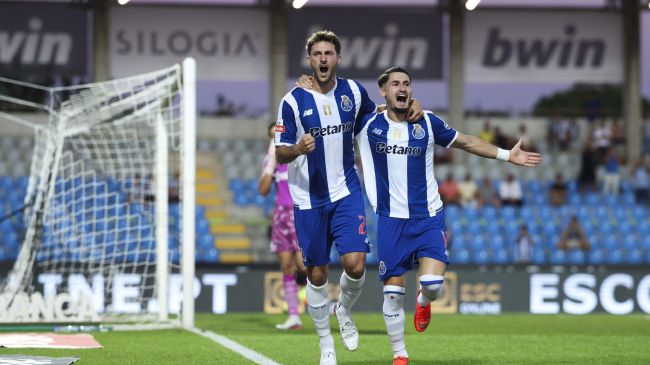 Santi Giménez anota de penal en goleada 4-1 del Porto