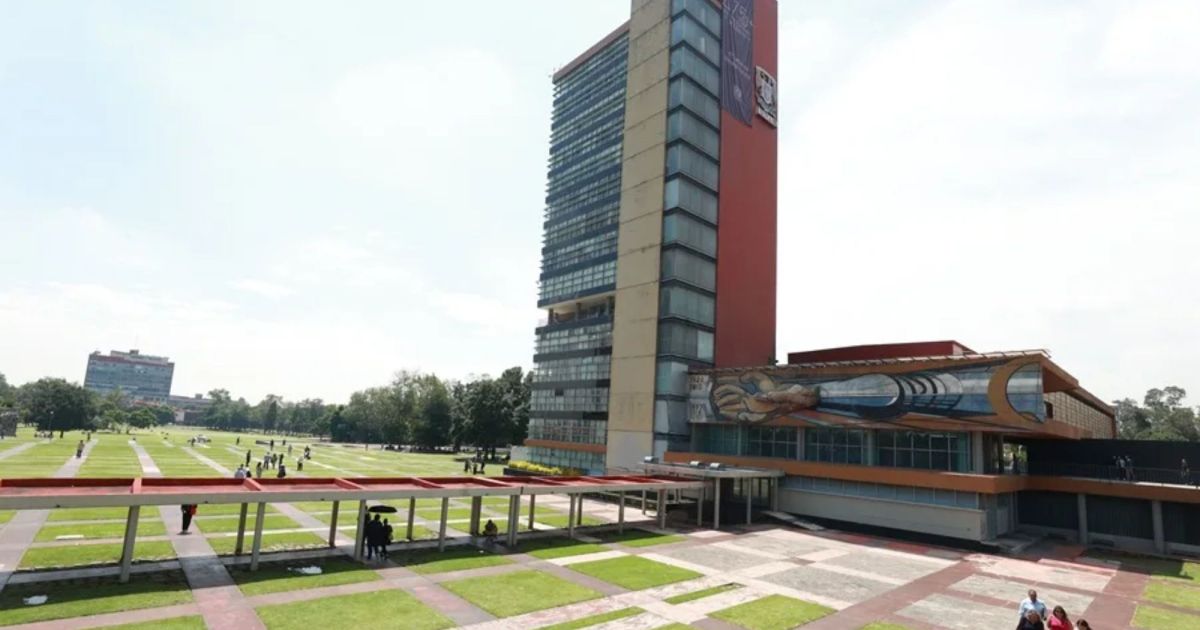 Torre de Rectoría y explanada de Ciudad Universitaria de la UNAM; fotografía de contexto