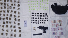 Además de las sustancias, los policías aseguraron un arma de fuego automática, un cargador metálico con seis cartuchos útiles y dinero en efectivo. (Foto: SSC)
