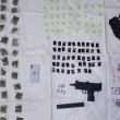 Además de las sustancias, los policías aseguraron un arma de fuego automática, un cargador metálico con seis cartuchos útiles y dinero en efectivo. (Foto: SSC) Además de las sustancias, los policías aseguraron un arma de fuego automática, un cargador metálico con seis cartuchos útiles y dinero en efectivo. (Foto: SSC)