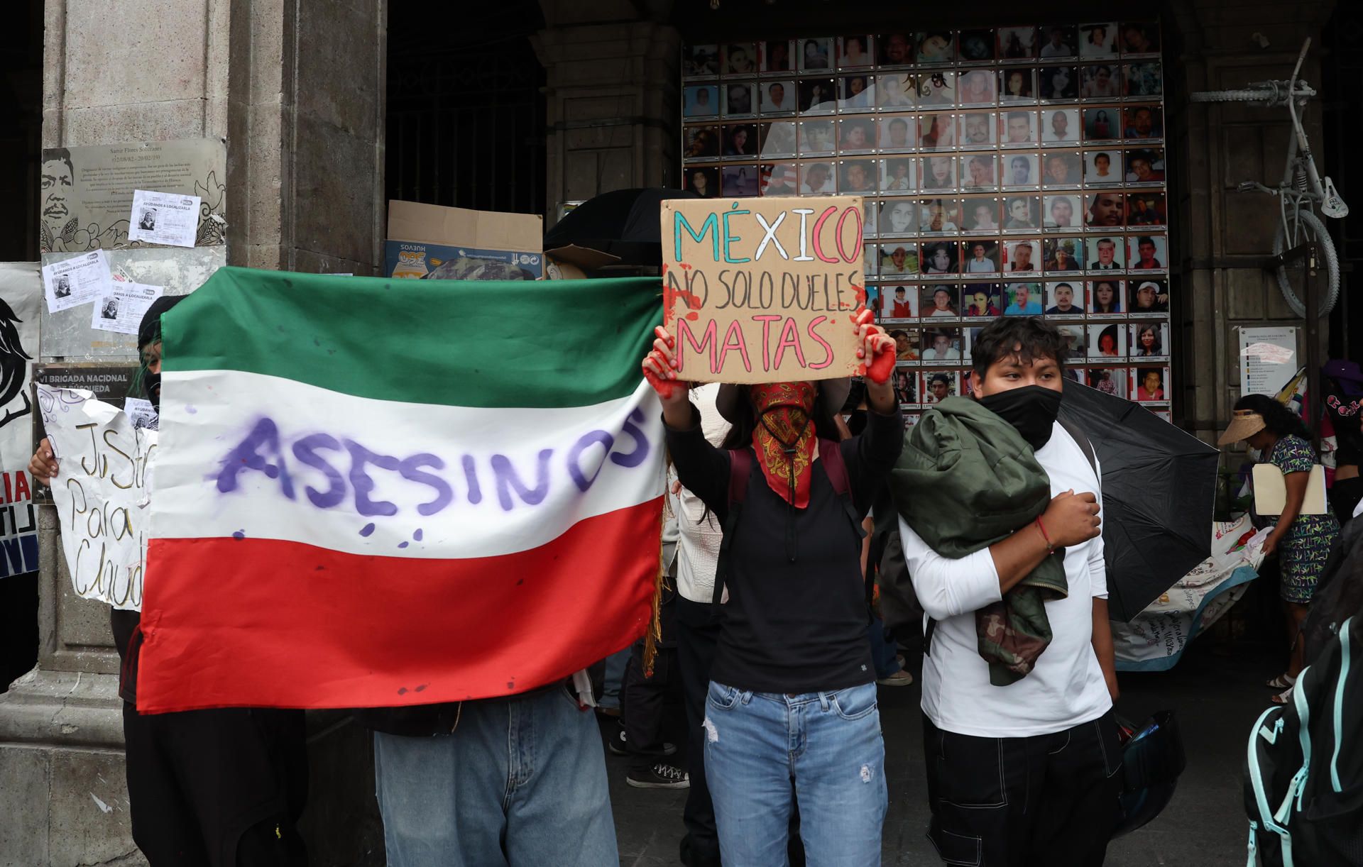 Decenas de alumnos de la Universidad Autónoma del Estado de Morelos (UAEM) se movilizaron este martes desde el campus Chamilpa hasta la Plaza de Armas de Cuernavaca para exigir justicia ante el asesinato de Claudia Tacoronte Aguilera