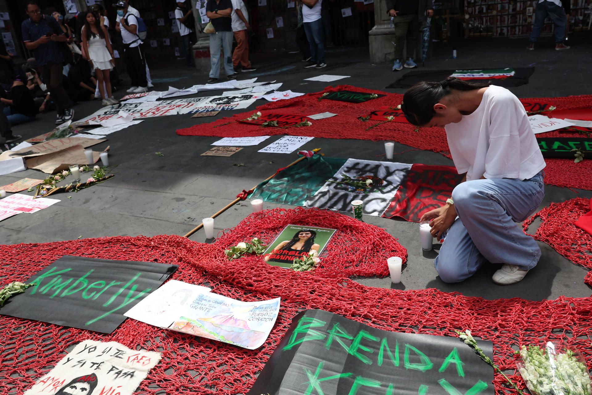 Decenas de alumnos de la Universidad Autónoma del Estado de Morelos (UAEM) se movilizaron este martes desde el campus Chamilpa hasta la Plaza de Armas de Cuernavaca para exigir justicia ante el asesinato de Claudia Tacoronte Aguilera