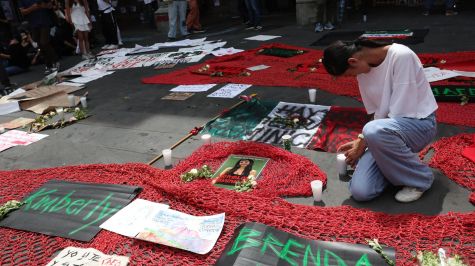 Decenas de alumnos de la Universidad Autónoma del Estado de Morelos (UAEM) se movilizaron este martes desde el campus Chamilpa hasta la Plaza de Armas de Cuernavaca para exigir justicia ante el asesinato de Claudia Tacoronte Aguilera
