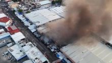 El siniestro movilizó a más de un centenar de efectivos de diversas corporaciones de rescate para evitar que las llamas se propagaran hacia otras naves del centro de abastecimiento (Foto: Especial)