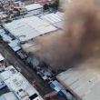 El siniestro movilizó a más de un centenar de efectivos de diversas corporaciones de rescate para evitar que las llamas se propagaran hacia otras naves del centro de abastecimiento (Foto: Especial)