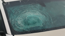 Como consecuencia de estas acciones, dos automóviles resultaron con los parabrisas estrellados. Las propietarias de los vehículos alertaron a los policías, quienes dieron alcance al responsable poco después. (Foto: Imagen ilustrativa)