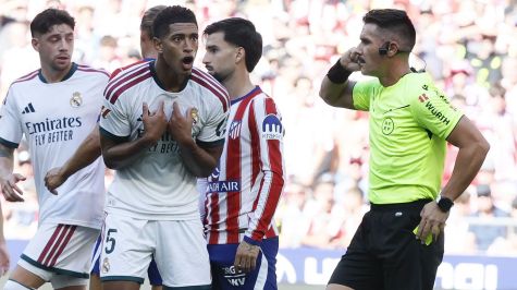La tensión del derbi se reflejó en fricciones constantes, como la entrada de Cristian 'Cuti' Romero sobre Jude Bellingham que el árbitro sancionó con tarjeta amarilla