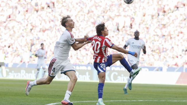 El jalón del zaguero merengue Dean Huijsen a Giuliano Simeone en el área. El jalón del zaguero merengue Dean Huijsen a Giuliano Simeone en el área.