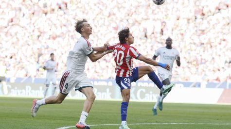 El jalón del zaguero merengue Dean Huijsen a Giuliano Simeone en el área.