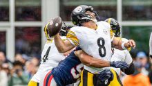 Aaron Rodgers suelta el ovoide es capturado en el duelo entre Patriots y Steelers (Foto @Patriots)