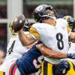 Aaron Rodgers suelta el ovoide es capturado en el duelo entre Patriots y Steelers (Foto @Patriots)