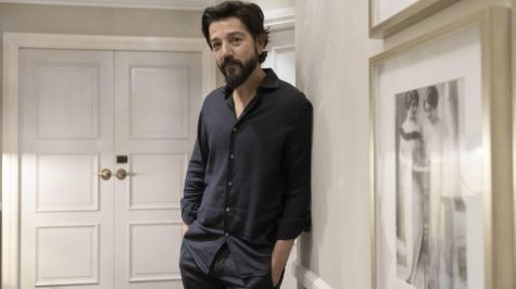 El director mexicano Diego Luna posa este sábado durante una entrevista concedida a EFE en el marco del Festival de Cine de San Sebastián, donde presentan su película 'Ceniza en la boca', que compite en la sección Horizontes Latinos de la 74 edición del certamen. EFE/Javier Etxezarreta