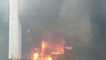 El fuego se originó en un vehículo de carga dentro del área de taller y provocó la evacuación de alrededor de 30 personas sin que se reporten lesionados (Foto: Especial)