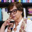 Dos meses después de morir su hijo, la poeta colombiana Piedad Bonnett agarró un lapicero y se puso a dibujar los objetos de su habitación; ese ejercicio de duelo es el origen de 'La voz de las cosas' (Lumen), un libro de poemas e ilustraciones que ahora presenta en España. "Estamos en una época de tremenda decadencia y banalidad, con la derecha reaccionaria por todos lados, y se ha encontrado un enemigo perfecto que es el inmigrante", ha dicho en una entrevista con EFE la escritora y ganadora en 2024 del Premio Reina Sofía de Poesía Iberoamericana -el más prestigioso en su ámbito-. EFE/Borja Sanchez-Trillo Dos meses después de morir su hijo, la poeta colombiana Piedad Bonnett agarró un lapicero y se puso a dibujar los objetos de su habitación; ese ejercicio de duelo es el origen de 'La voz de las cosas' (Lumen), un libro de poemas e ilustraciones que ahora presenta en España. "Estamos en una época de tremenda decadencia y banalidad, con la derecha reaccionaria por todos lados, y se ha encontrado un enemigo perfecto que es el inmigrante", ha dicho en una entrevista con EFE la escritora y ganadora en 2024 del Premio Reina Sofía de Poesía Iberoamericana -el más prestigioso en su ámbito-. EFE/Borja Sanchez-Trillo