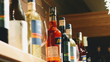 La suspensión abarca establecimientos como vinaterías, tiendas de abarrotes, supermercados, tiendas de autoservicio y departamentales que cuenten con licencia para vender bebidas alcohólicas. (Foto: Especial)
