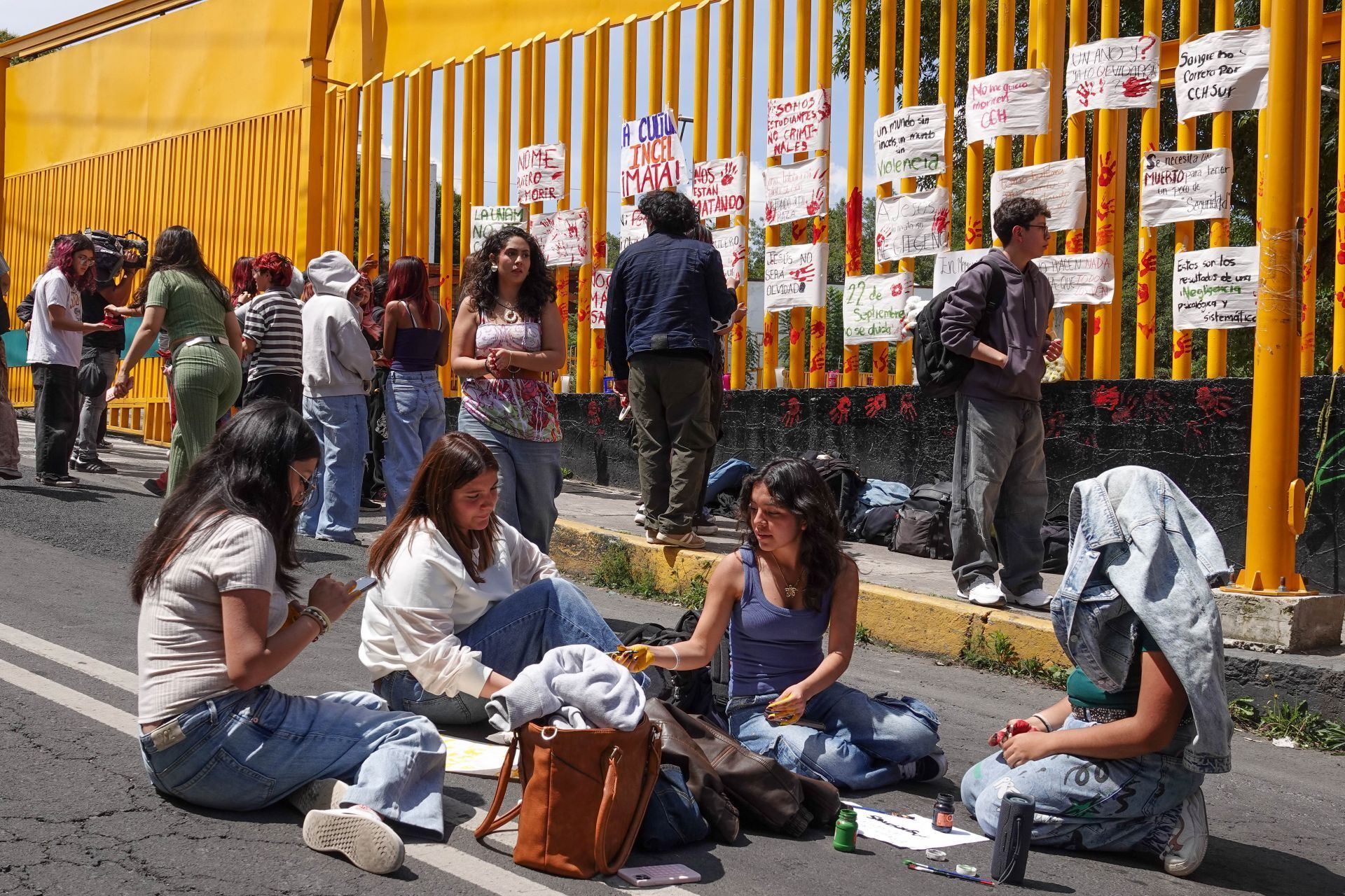 Las inmediaciones del plantel fueron cerradas por los manifestantes. Foto: Rogelio Morales / Cuartoscuro