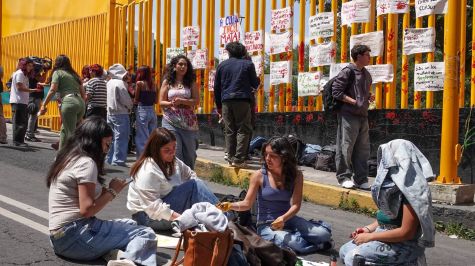 Las inmediaciones del plantel fueron cerradas por los manifestantes. Foto: Rogelio Morales / Cuartoscuro
