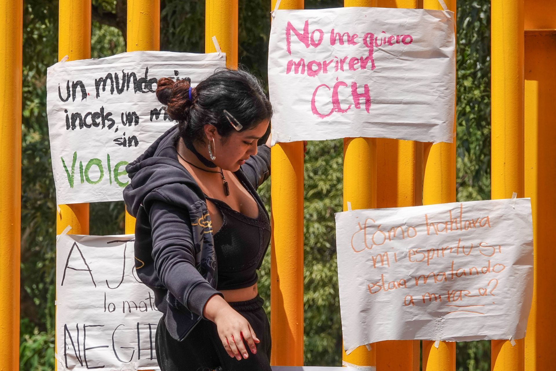 Los estudiantes relizaron carteles para conmemorar el ataque.  Foto: Rogelio Morales / Cuartoscuro