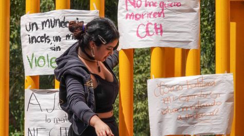 Los estudiantes relizaron carteles para conmemorar el ataque.  Foto: Rogelio Morales / Cuartoscuro